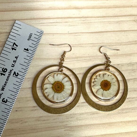 Real Pressed Daisy Resin Earrings in Gold Tone Circles - Picture 7 of 8